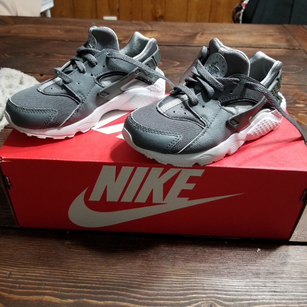 NEW w box/worn once: Toddler Boy Nike Huarache 11C